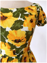 Charger l'image dans la galerie, 1950s - Stunning Floral Linen Dress - W24 (60cm)