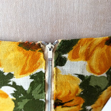 Charger l'image dans la galerie, 1950s - Stunning Floral Linen Dress - W24 (60cm)