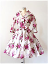 Carica l'immagine nel visualizzatore di Gallery, 1950s 1960s - Stunning Parisian Floral Bouquets Dress - W26 (66cm)
