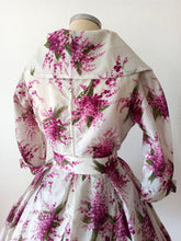 Carica l'immagine nel visualizzatore di Gallery, 1950s 1960s - Stunning Parisian Floral Bouquets Dress - W26 (66cm)
