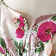 Charger l'image dans la galerie, 1950s - Delightful Roseprint Silky Cotton Dress - W26 (66cm)