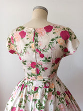 Charger l'image dans la galerie, 1950s - Delightful Roseprint Silky Cotton Dress - W26 (66cm)