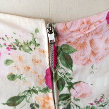 Charger l'image dans la galerie, 1950s - Delightful Roseprint Silky Cotton Dress - W26 (66cm)