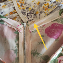 Charger l'image dans la galerie, 1950s - Delightful Roseprint Silky Cotton Dress - W26 (66cm)
