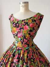 Charger l'image dans la galerie, 1950s - Spectacular Black Floral Garden Cotton Dress - W30 (76cm)
