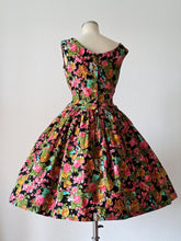 Charger l'image dans la galerie, 1950s - Spectacular Black Floral Garden Cotton Dress - W30 (76cm)