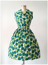 Charger l'image dans la galerie, 1950s 1960s - Stunning Abstract Green Rayon Dress - W27.5 (70cm)