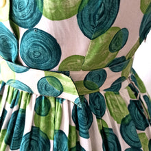 Charger l'image dans la galerie, 1950s 1960s - Stunning Abstract Green Rayon Dress - W27.5 (70cm)