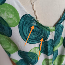 Charger l'image dans la galerie, 1950s 1960s - Stunning Abstract Green Rayon Dress - W27.5 (70cm)