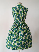 Charger l'image dans la galerie, 1950s 1960s - Stunning Abstract Green Rayon Dress - W27.5 (70cm)