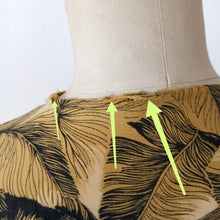 Load image into Gallery viewer, 1940s - Stunning Palm Leaves Rayon Dress - W31.5 (80cm)