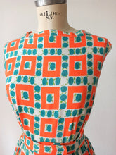 Charger l'image dans la galerie, 1950s - Delicious Orange Pockets Floral Rayon Dress - W27.5 (70cm)