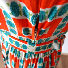 Charger l'image dans la galerie, 1950s - Delicious Orange Pockets Floral Rayon Dress - W27.5 (70cm)