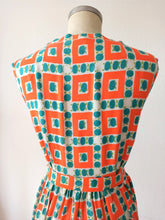 Charger l'image dans la galerie, 1950s - Delicious Orange Pockets Floral Rayon Dress - W27.5 (70cm)