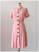 Charger l'image dans la galerie, 1940s - Delicious Pink Linen Pleated Dress - W35 (88cm)