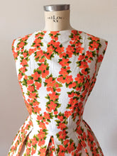 Charger l'image dans la galerie, 1950s 1960s - Exquisite Floral Cotton Dress - W26 (66cm)