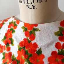 Charger l'image dans la galerie, 1950s 1960s - Exquisite Floral Cotton Dress - W26 (66cm)