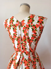 Charger l'image dans la galerie, 1950s 1960s - Exquisite Floral Cotton Dress - W26 (66cm)