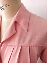 Charger l'image dans la galerie, 1940s - Delicious Pink Linen Pleated Dress - W35 (88cm)