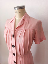 Charger l'image dans la galerie, 1940s - Delicious Pink Linen Pleated Dress - W35 (88cm)