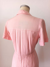 Charger l'image dans la galerie, 1940s - Delicious Pink Linen Pleated Dress - W35 (88cm)