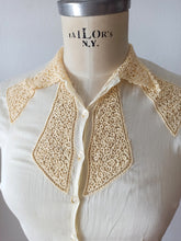 Cargar imagen en el visor de la galería, 1940s 1950s - Exquisite Handmade Smoked Cotton Blouse - W27 (68cm)