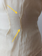 Cargar imagen en el visor de la galería, 1940s 1950s - Exquisite Handmade Smoked Cotton Blouse - W27 (68cm)