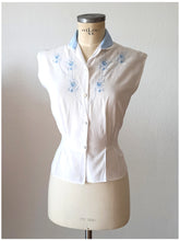 Charger l'image dans la galerie, 1940s 1950s - Adorable Embroidered Cotton Blouse - W28.5 (72cm)