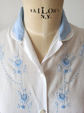 Charger l'image dans la galerie, 1940s 1950s - Adorable Embroidered Cotton Blouse - W28.5 (72cm)