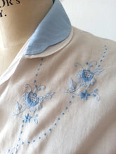 Charger l'image dans la galerie, 1940s 1950s - Adorable Embroidered Cotton Blouse - W28.5 (72cm)