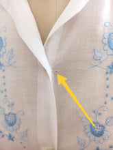 Charger l'image dans la galerie, 1940s 1950s - Adorable Embroidered Cotton Blouse - W28.5 (72cm)