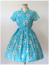 Charger l'image dans la galerie, 1950s - Adorable Blue Floral Print Cotton Dress - W28 (72cm)