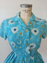 Charger l'image dans la galerie, 1950s - Adorable Blue Floral Print Cotton Dress - W28 (72cm)