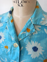 Charger l'image dans la galerie, 1950s - Adorable Blue Floral Print Cotton Dress - W28 (72cm)