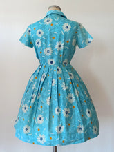 Charger l'image dans la galerie, 1950s - Adorable Blue Floral Print Cotton Dress - W28 (72cm)