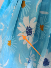Charger l'image dans la galerie, 1950s - Adorable Blue Floral Print Cotton Dress - W28 (72cm)