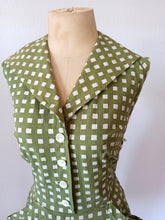 Charger l'image dans la galerie, 1950s - Stunning Green Cotton Dress - W27.5 (70cm)