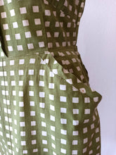 Charger l'image dans la galerie, 1950s - Stunning Green Cotton Dress - W27.5 (70cm)