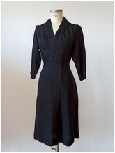 Carica l'immagine nel visualizzatore di Gallery, 1940s - Elegant Black Crepe Dress - W32 (82cm)