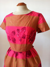 Laden Sie das Bild in den Galerie-Viewer, 1950s 1960s - Stunning Roseprint Dress - W30 (76cm)