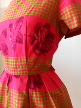 Laden Sie das Bild in den Galerie-Viewer, 1950s 1960s - Stunning Roseprint Dress - W30 (76cm)