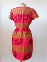 Laden Sie das Bild in den Galerie-Viewer, 1950s 1960s - Stunning Roseprint Dress - W30 (76cm)