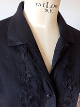 Charger l'image dans la galerie, 1950s 1960s - Black Embroidery Cotton Blouse - Sz 48
