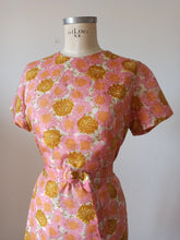 Charger l'image dans la galerie, 1960s - Beautiful Floral Silk Dress - W35 (90cm)