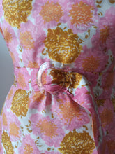 Charger l'image dans la galerie, 1960s - Beautiful Floral Silk Dress - W35 (90cm)