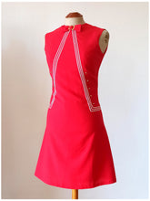 Laden Sie das Bild in den Galerie-Viewer, 1960s - Stunning Red Cotton Dress - W28 (72cm)