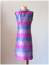 Laden Sie das Bild in den Galerie-Viewer, 1960s - Stunning Purple Dress - W31 (80cm)