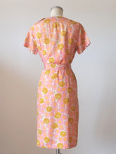 Charger l'image dans la galerie, 1960s - Beautiful Floral Silk Dress - W35 (90cm)
