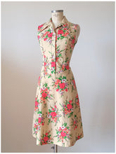 Laden Sie das Bild in den Galerie-Viewer, 1960s 1970s - Gorgeous Floral Dress - W31 (79cm)