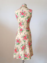 Laden Sie das Bild in den Galerie-Viewer, 1960s 1970s - Gorgeous Floral Dress - W31 (79cm)